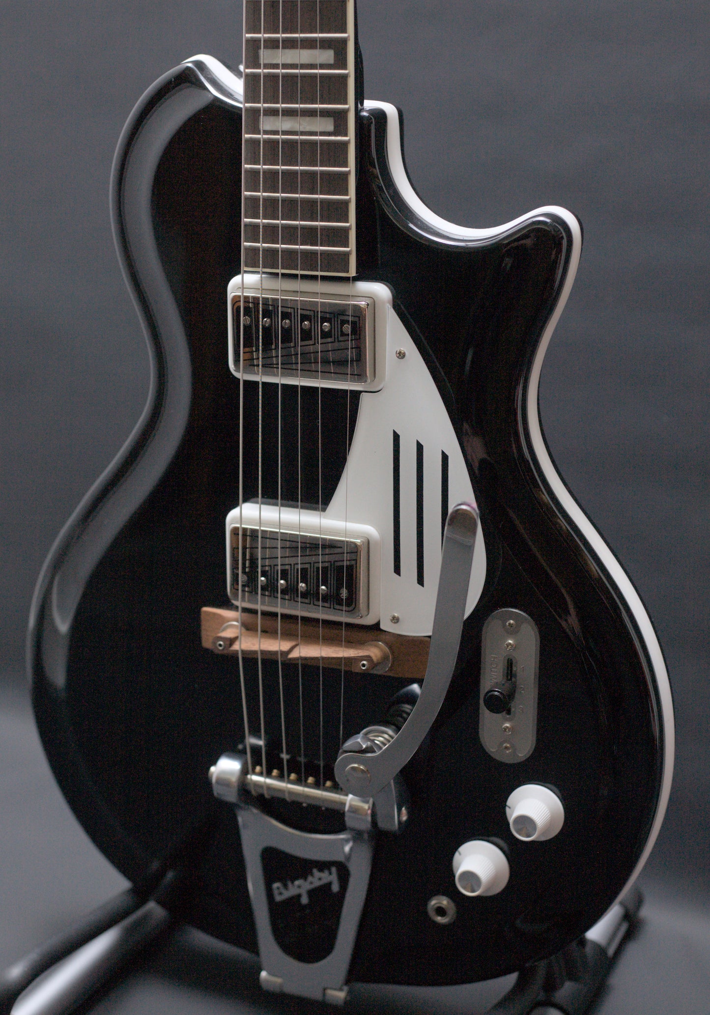 Supro Americana Series Black Holiday 1575JB with Bigsby - Jet Black