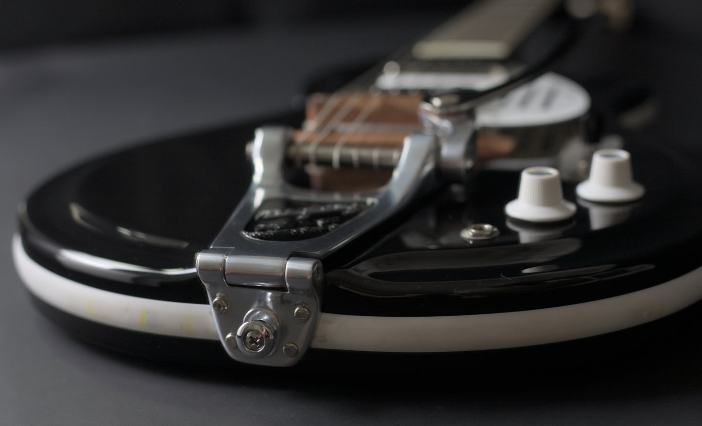 Supro Americana Series Black Holiday 1575JB with Bigsby - Jet Black