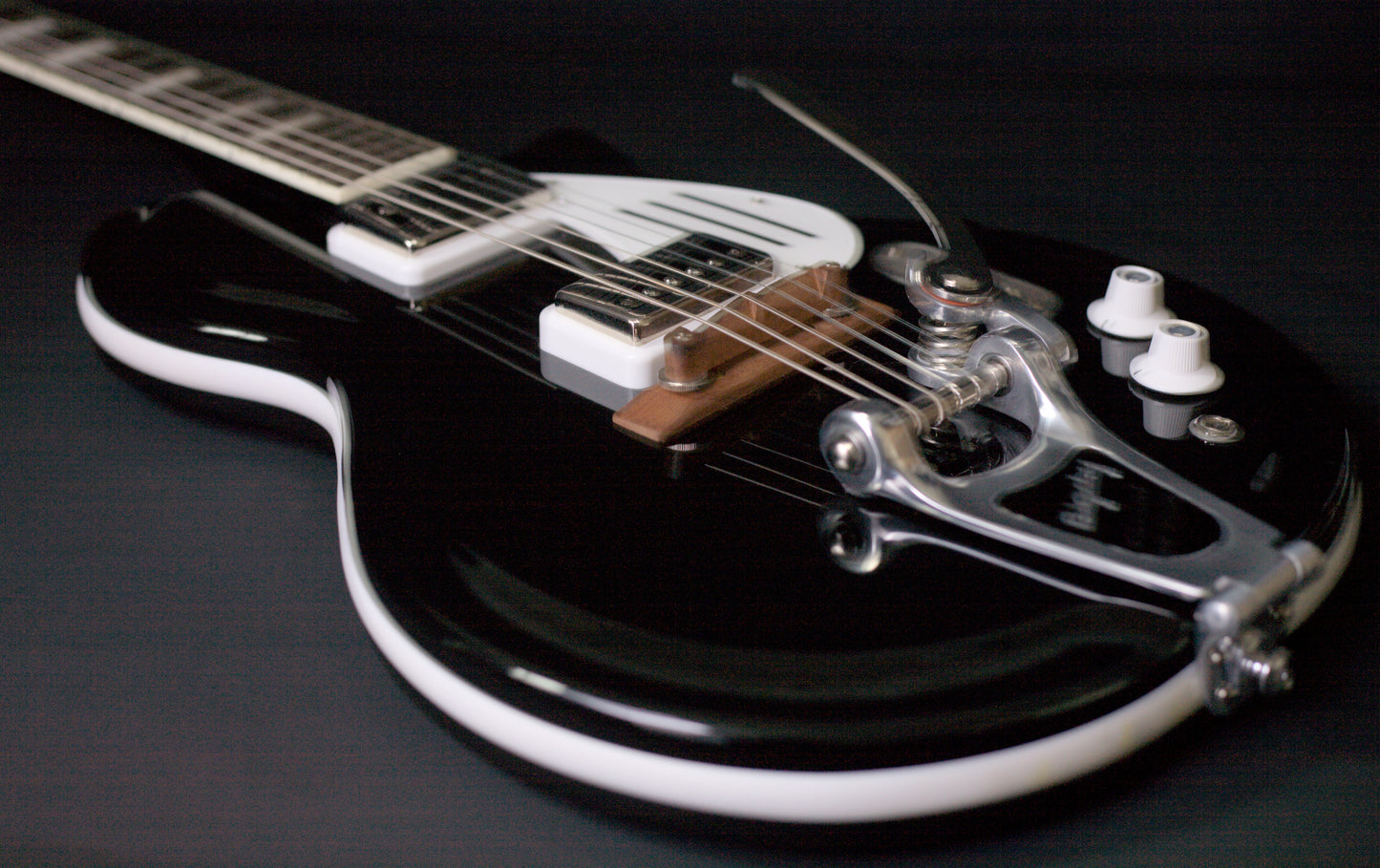 Supro Americana Series Black Holiday 1575JB with Bigsby - Jet Black