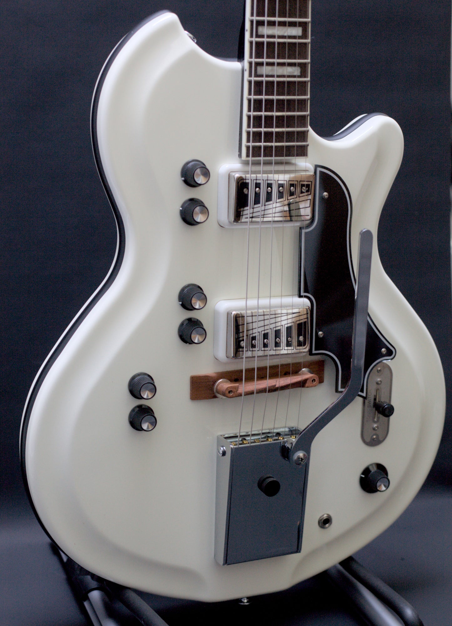 Supro Americana Series Martinique Deluxe 1593 Vibrato - Ermine White