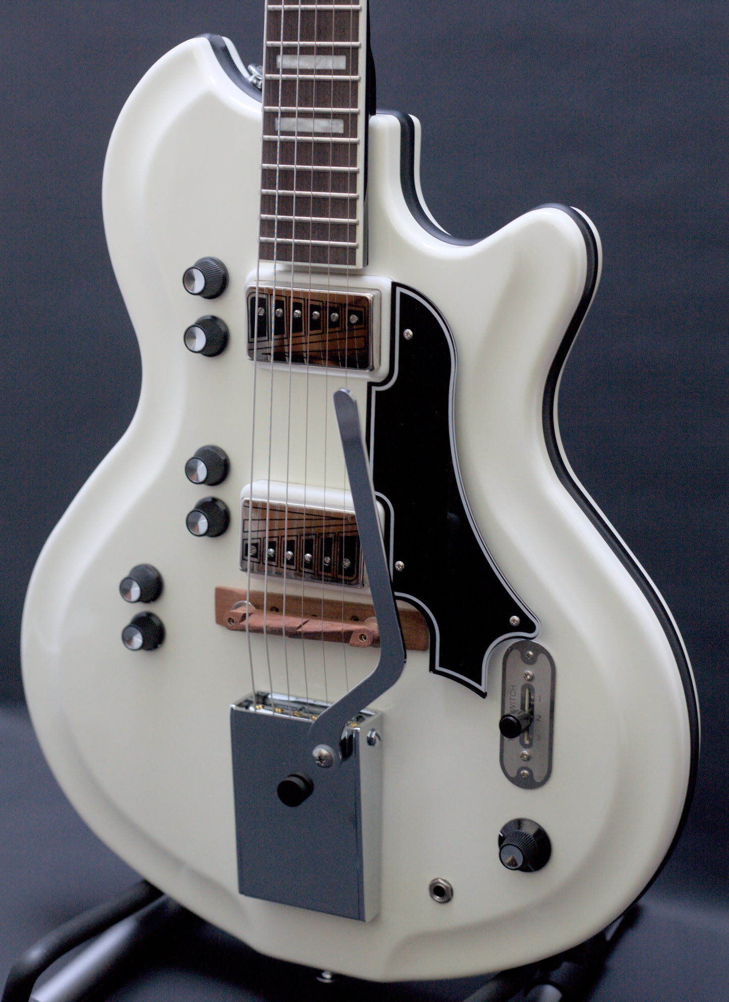 Supro Americana Series Martinique Deluxe 1593 Vibrato - Ermine White