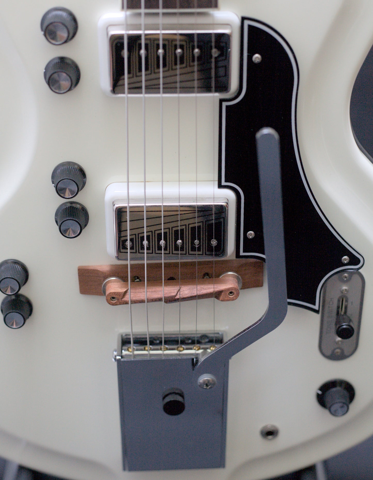 Supro Americana Series Martinique Deluxe 1593 Vibrato - Ermine White