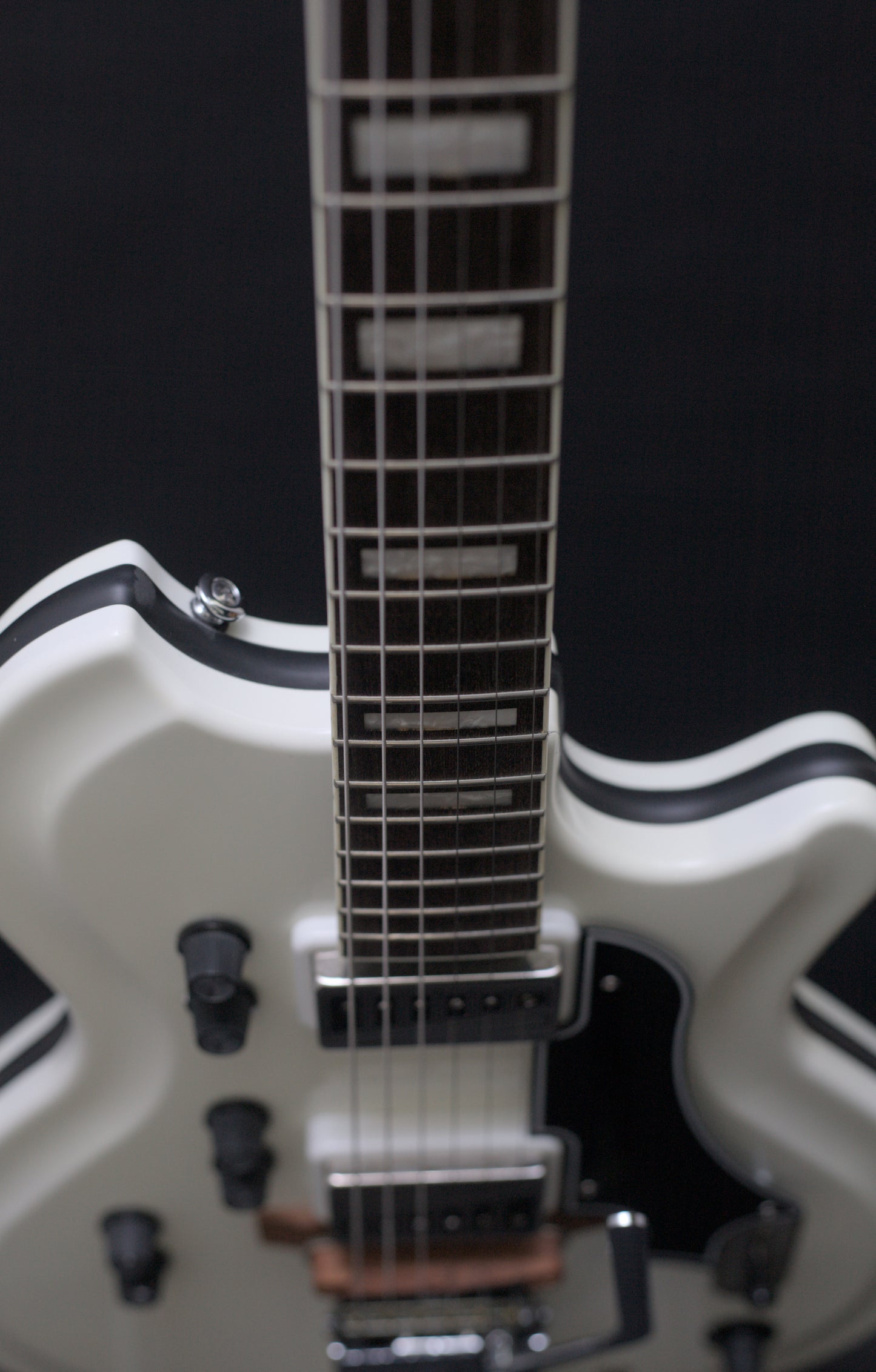 Supro Americana Series Martinique Deluxe 1593 Vibrato - Ermine White