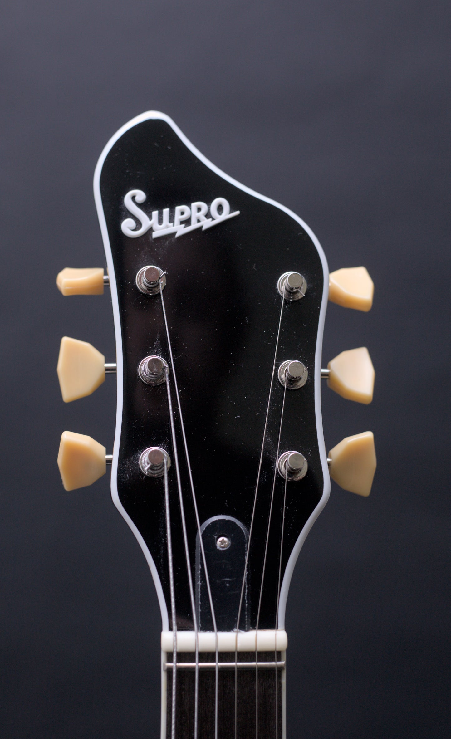 Supro Americana Series Martinique Deluxe 1593 Vibrato - Ermine White