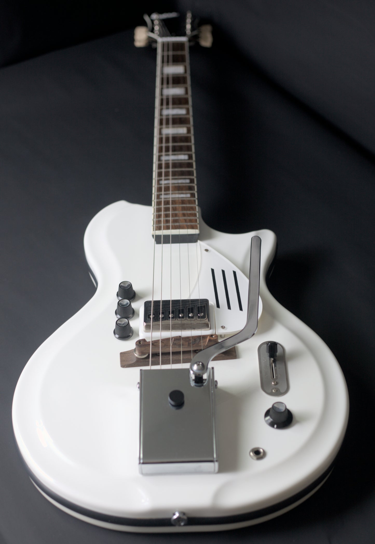 Supro Americana Series Martinique Deluxe 1593 Vibrato - Ermine White