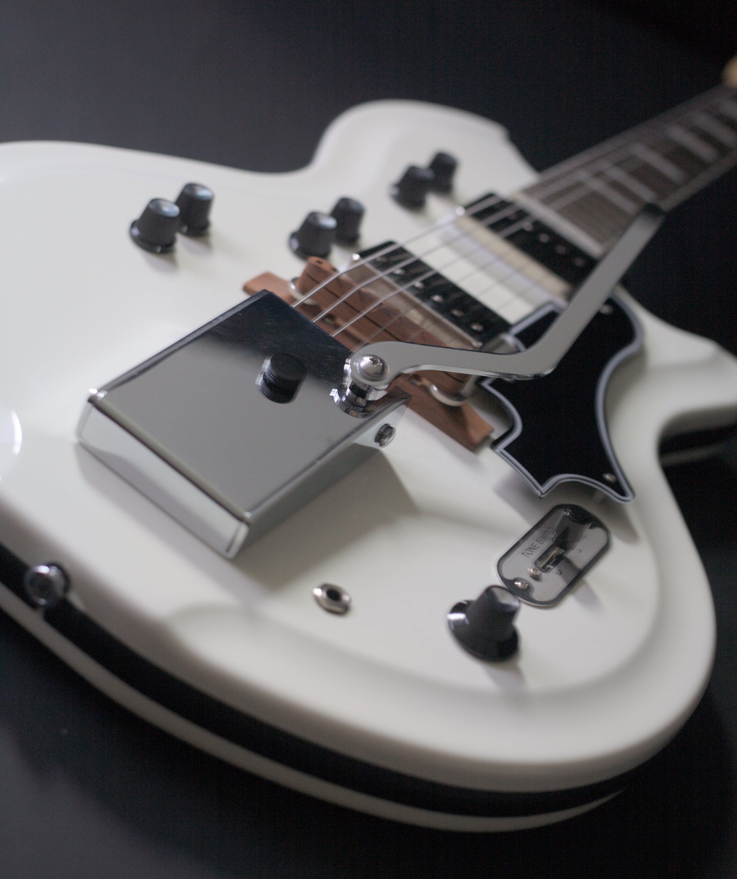 Supro Americana Series Martinique Deluxe 1593 Vibrato - Ermine White