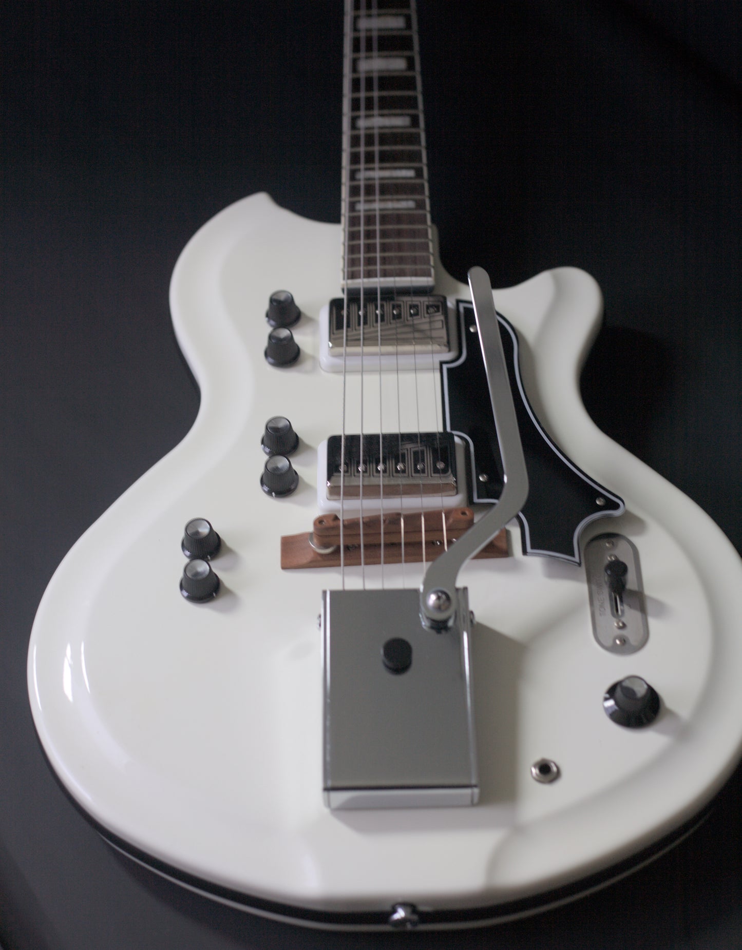 Supro Americana Series Martinique Deluxe 1593 Vibrato - Ermine White