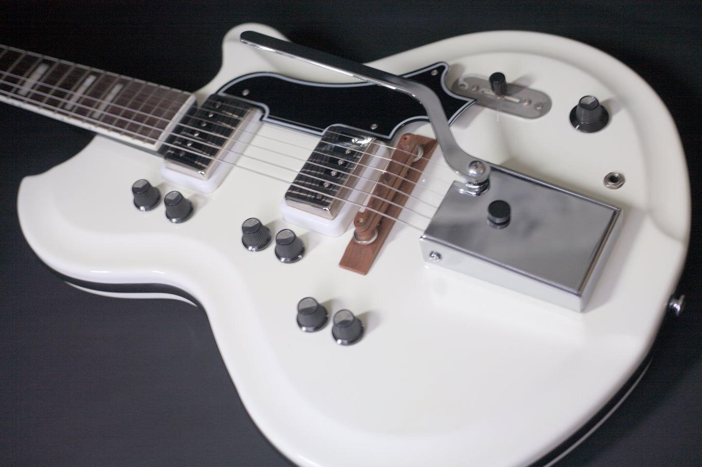 Supro Americana Series Martinique Deluxe 1593 Vibrato - Ermine White