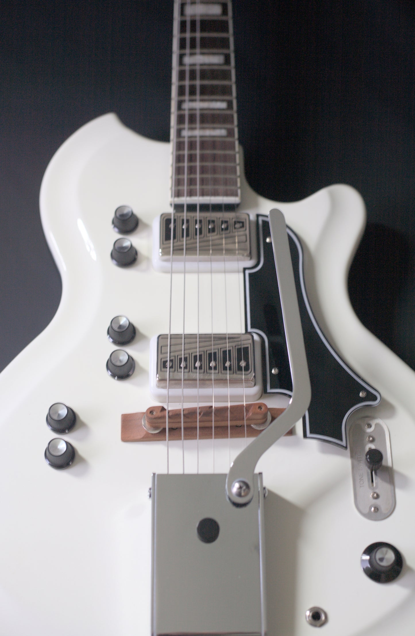 Supro Americana Series Martinique Deluxe 1593 Vibrato - Ermine White