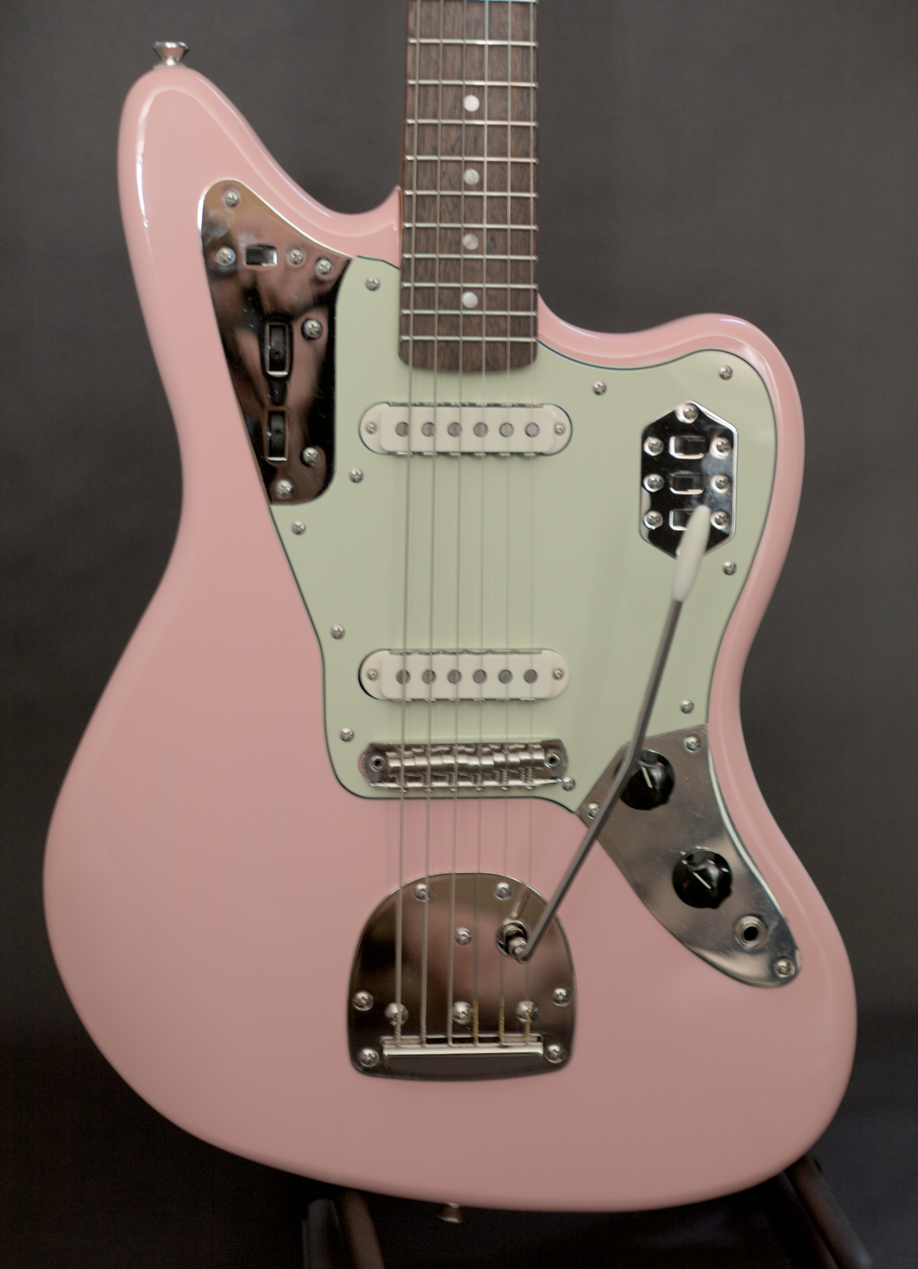 Squier FSR Classic Vibe '60s Jaguar, Shell Pink w/ matching