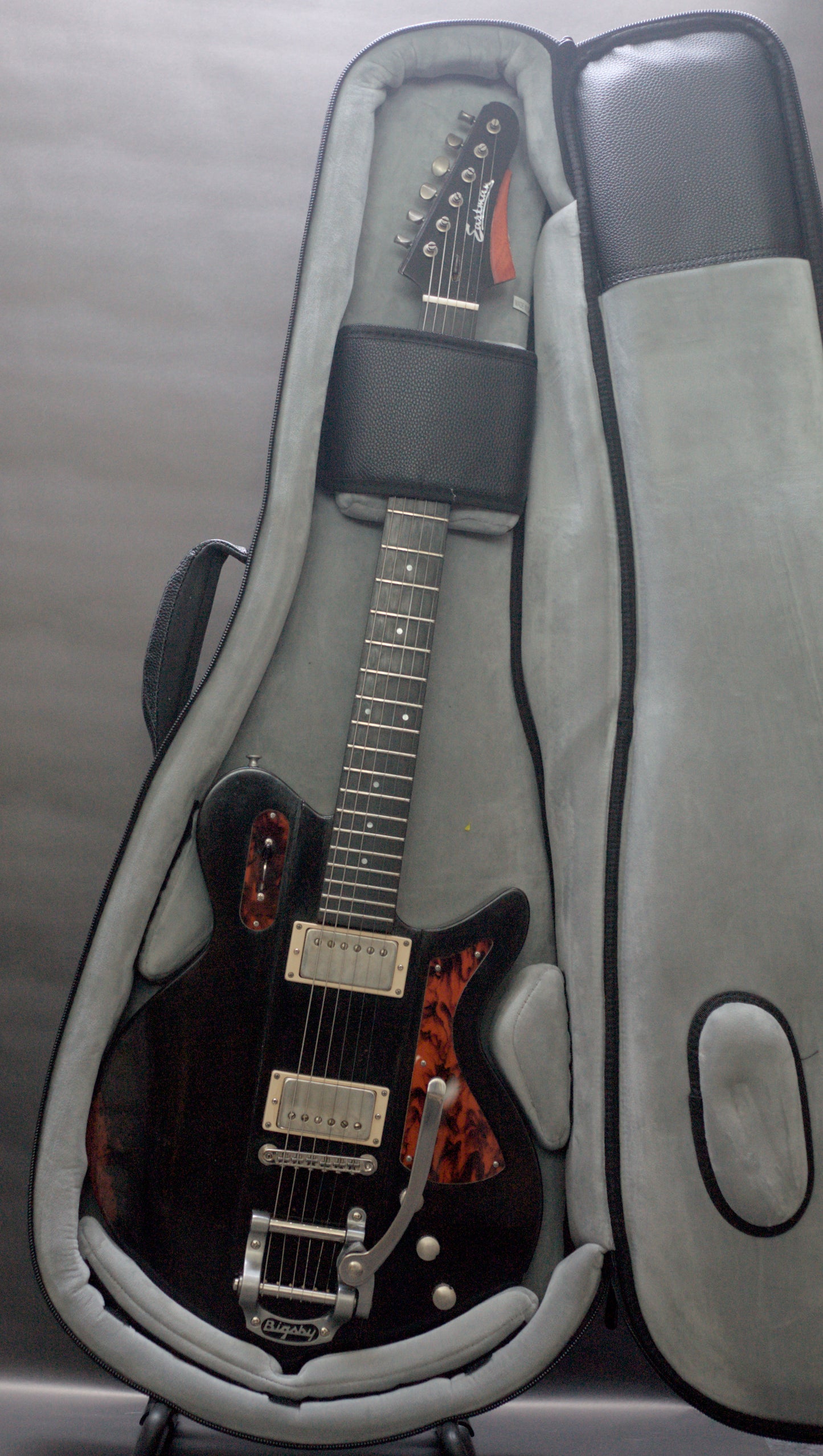 Eastman Juliet /v-B-BK Bigsby - Black Antique Varnish (7.7lbs)