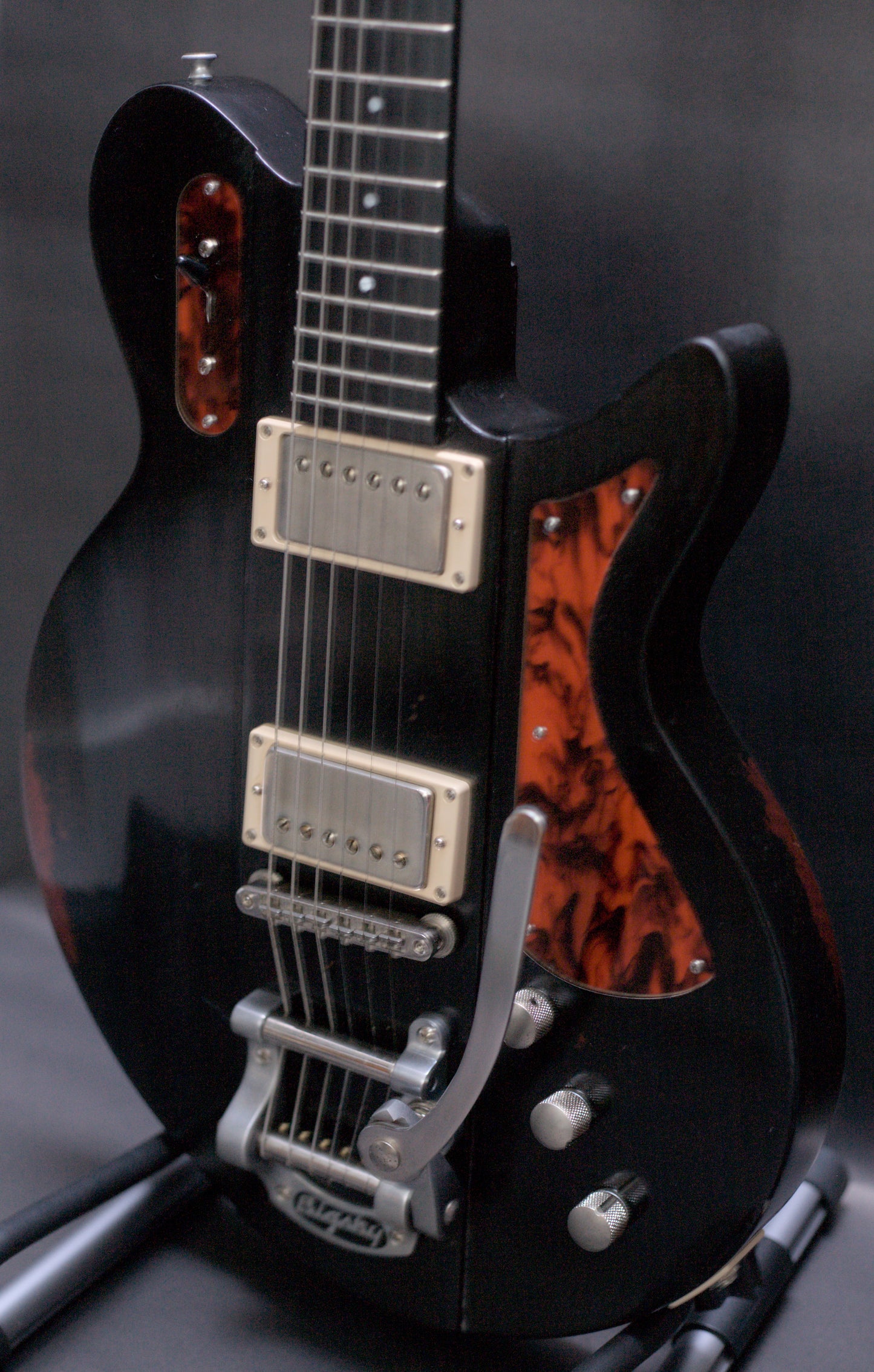 Eastman Juliet /v-B-BK Bigsby - Black Antique Varnish (7.7lbs)