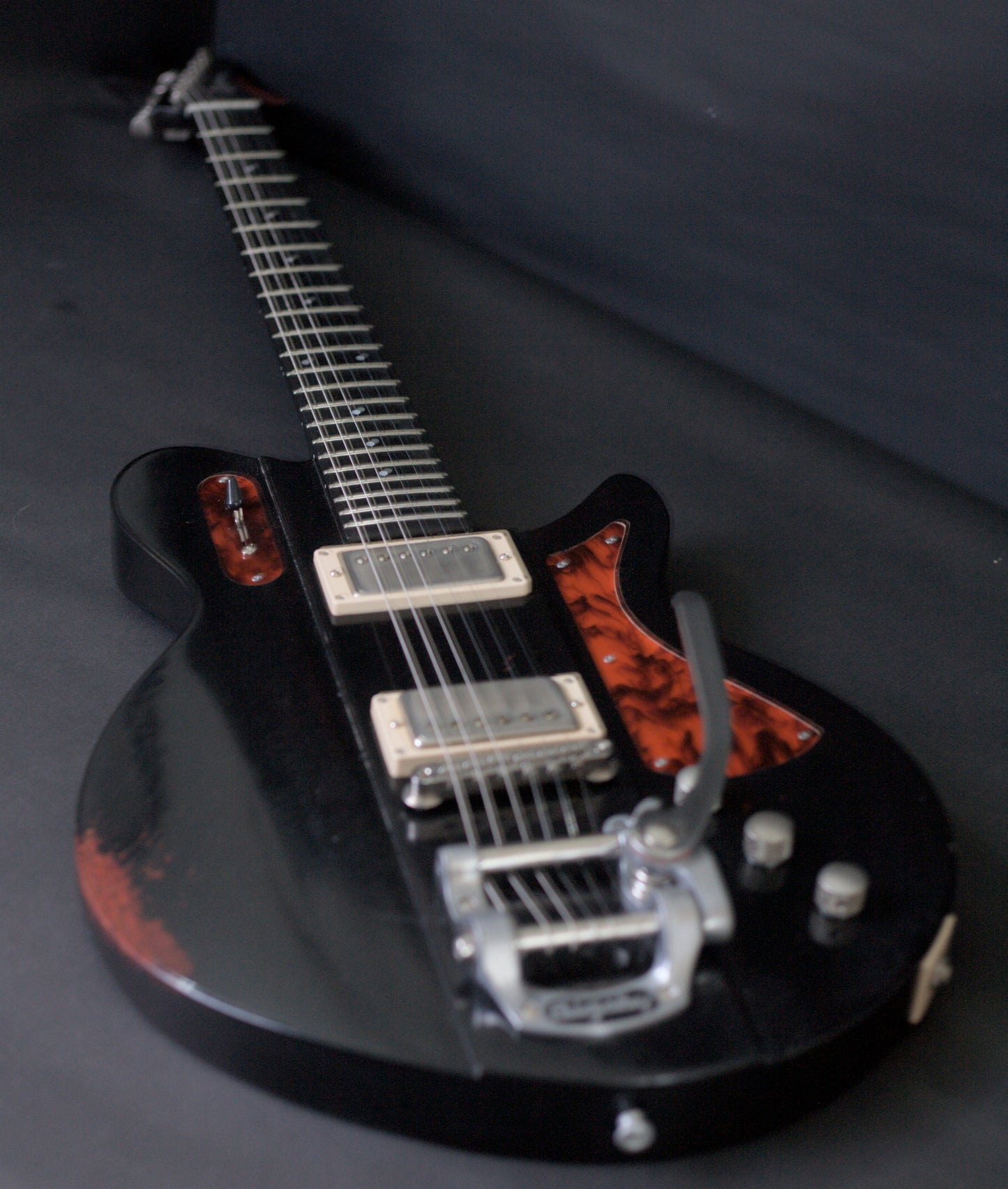 Eastman Juliet /v-B-BK Bigsby - Black Antique Varnish (7.7lbs)