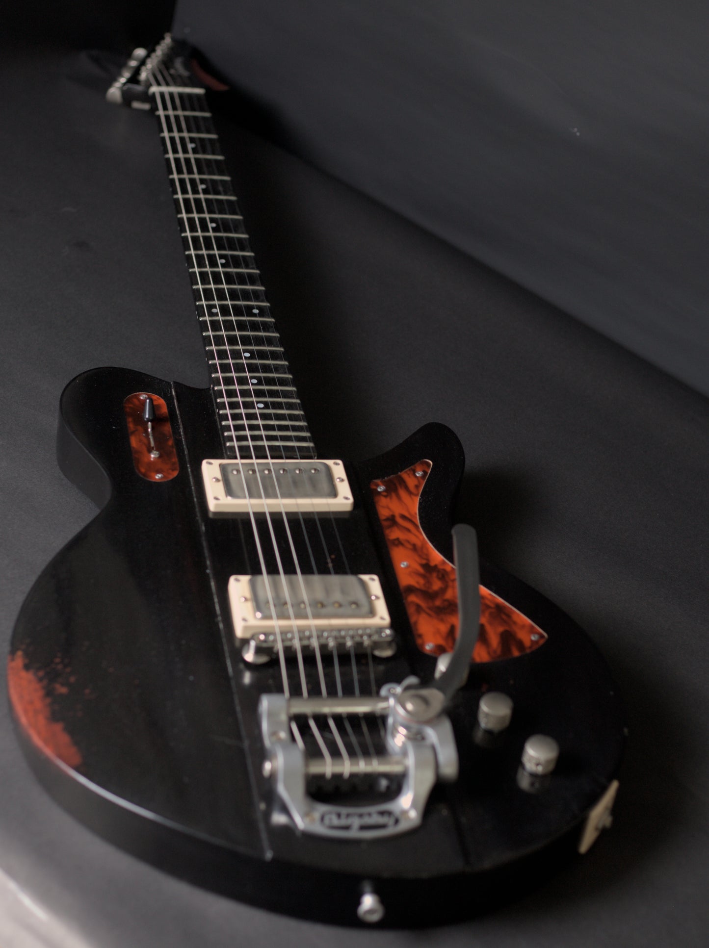 Eastman Juliet /v-B-BK Bigsby - Black Antique Varnish (7.7lbs)