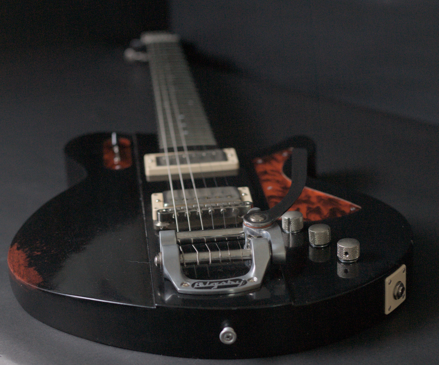 Eastman Juliet /v-B-BK Bigsby - Black Antique Varnish (7.7lbs)