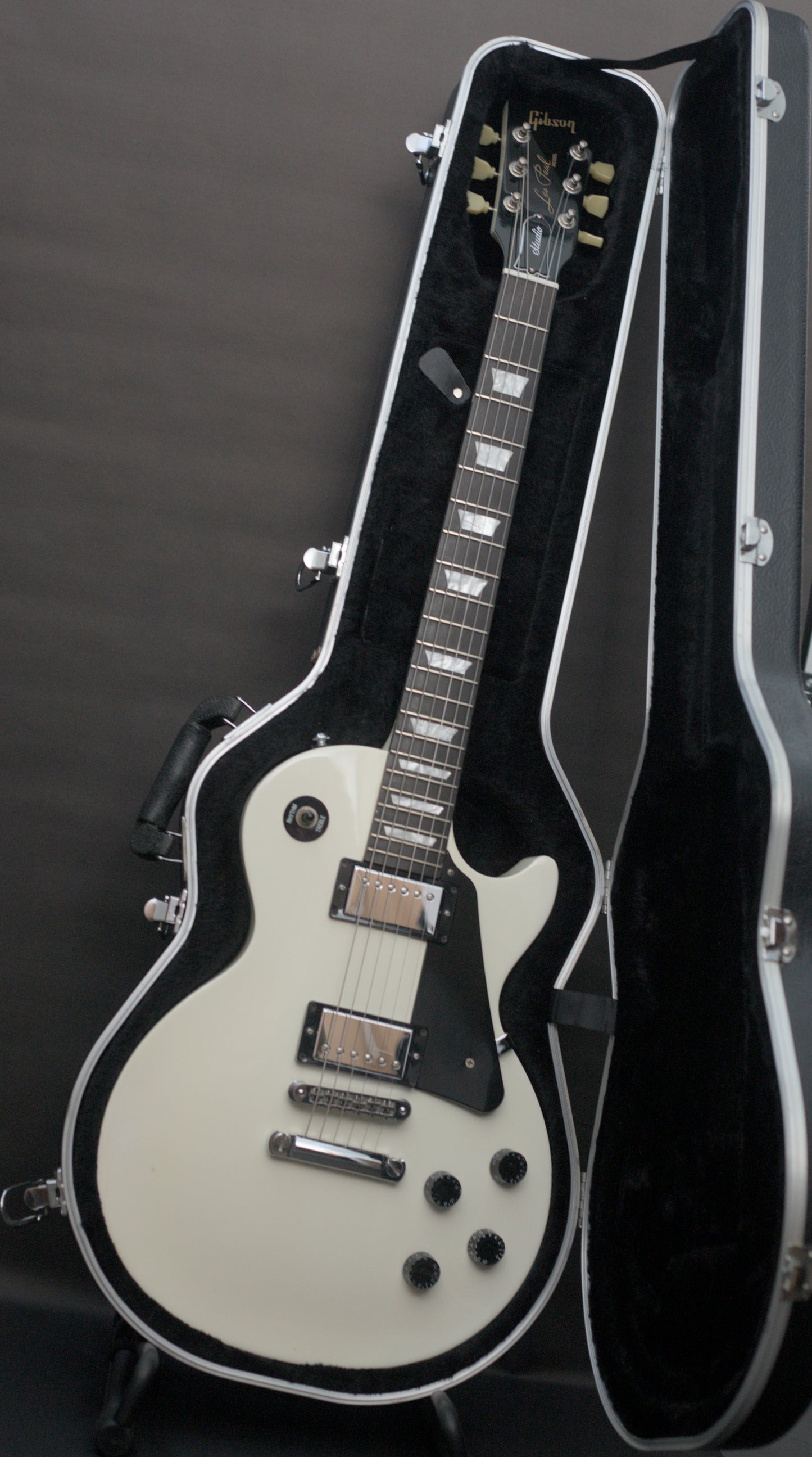 Gibson Les Paul Studio with Chrome Hardware 2009 - Alpine White - Hard case & papers