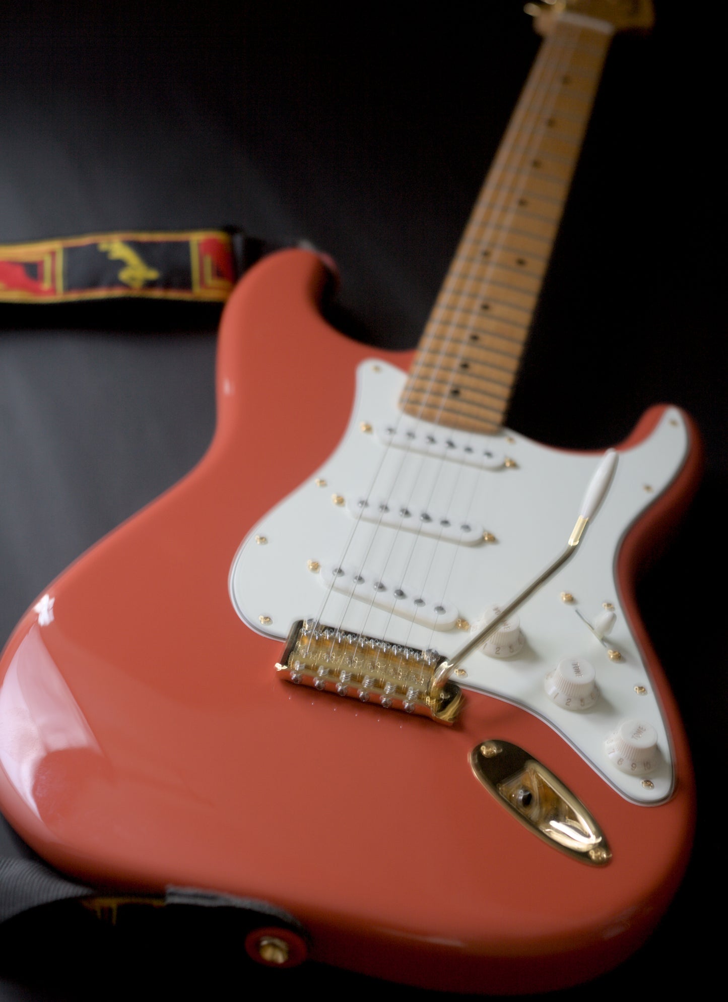 Fender FSR Tribute Stratocaster Fiesta Red w/ gold hardware (Limited Edition)