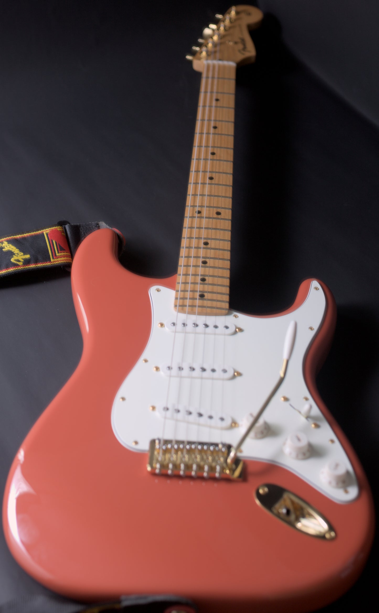 Fender FSR Tribute Stratocaster Fiesta Red w/ gold hardware (Limited Edition)