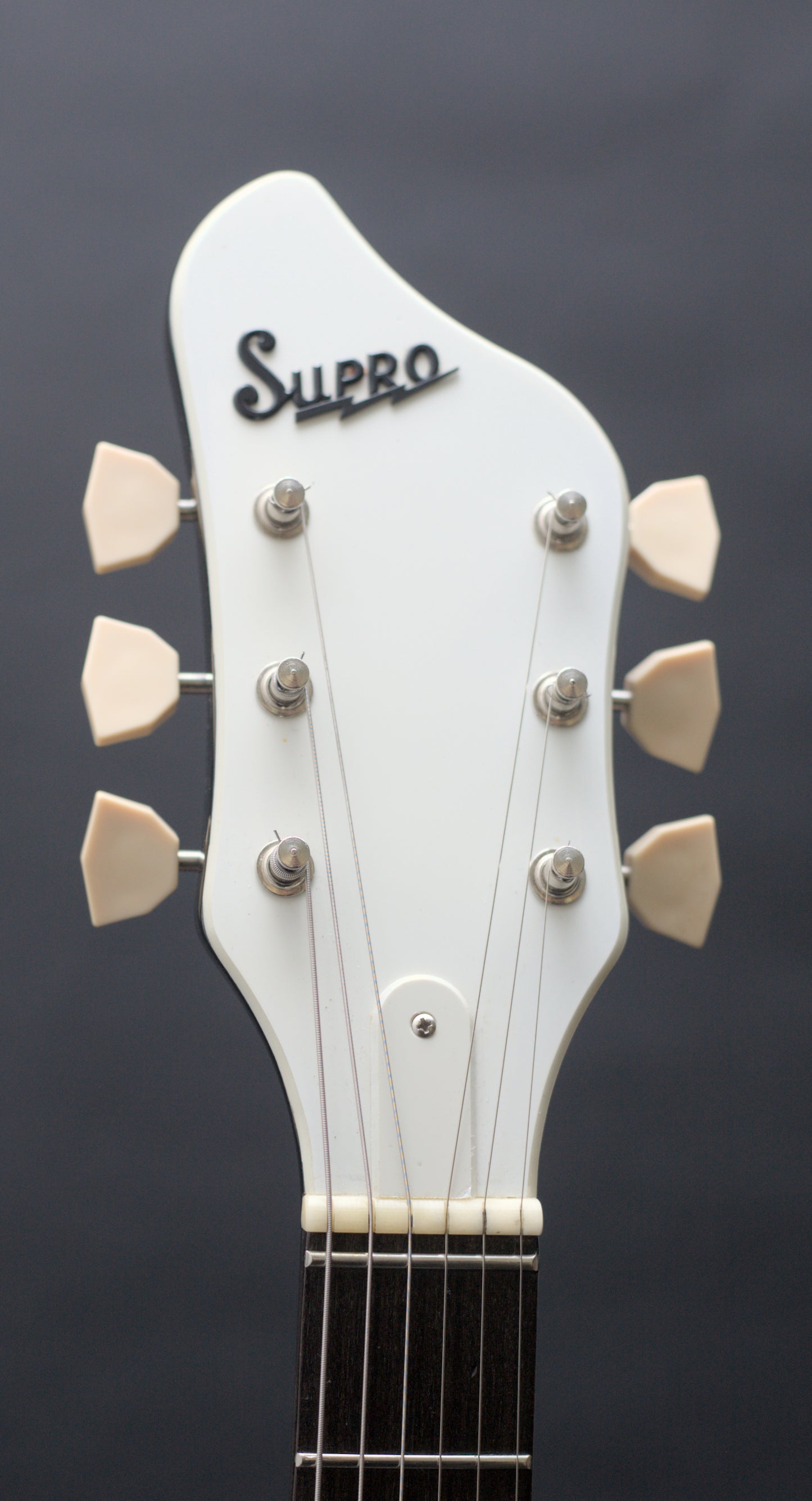 Supro Americana Series Belmont 1572 Vibrato  - Poppy Red with original 1960s case