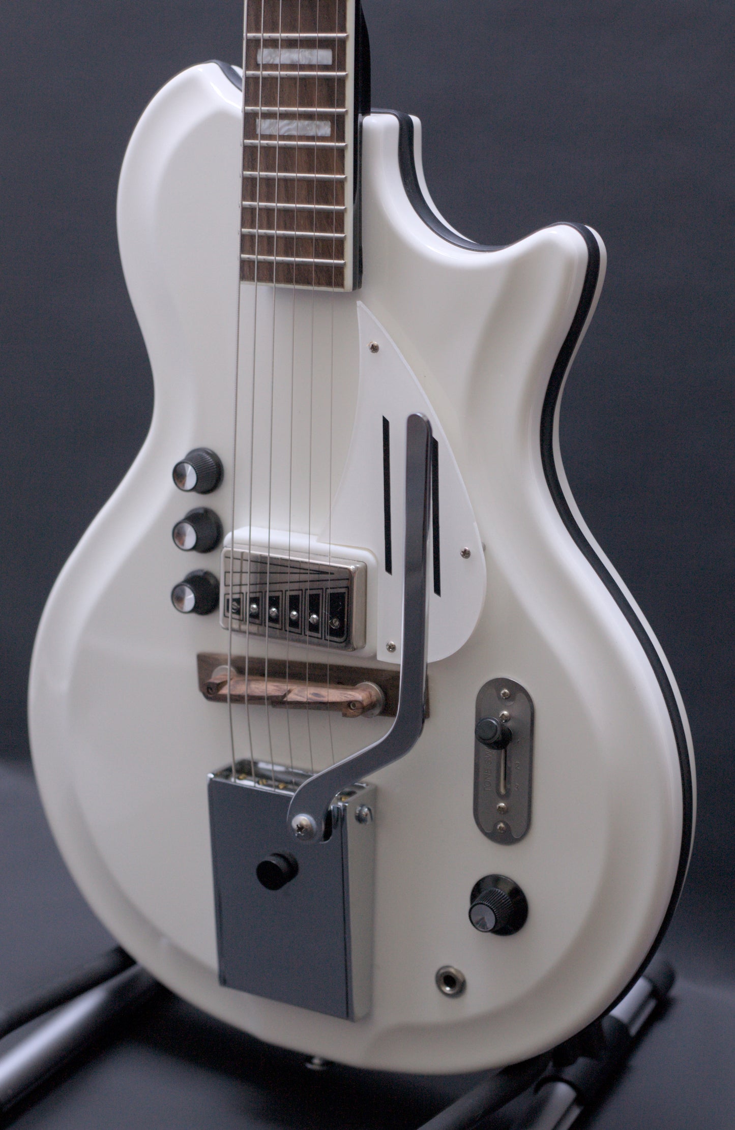 Supro Americana Series White Holiday 1571 Vibrato - Dawn White