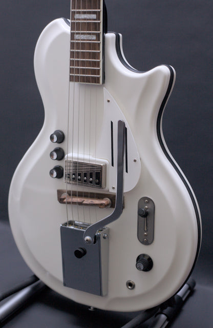 Supro Americana Series White Holiday 1571 Vibrato - Dawn White