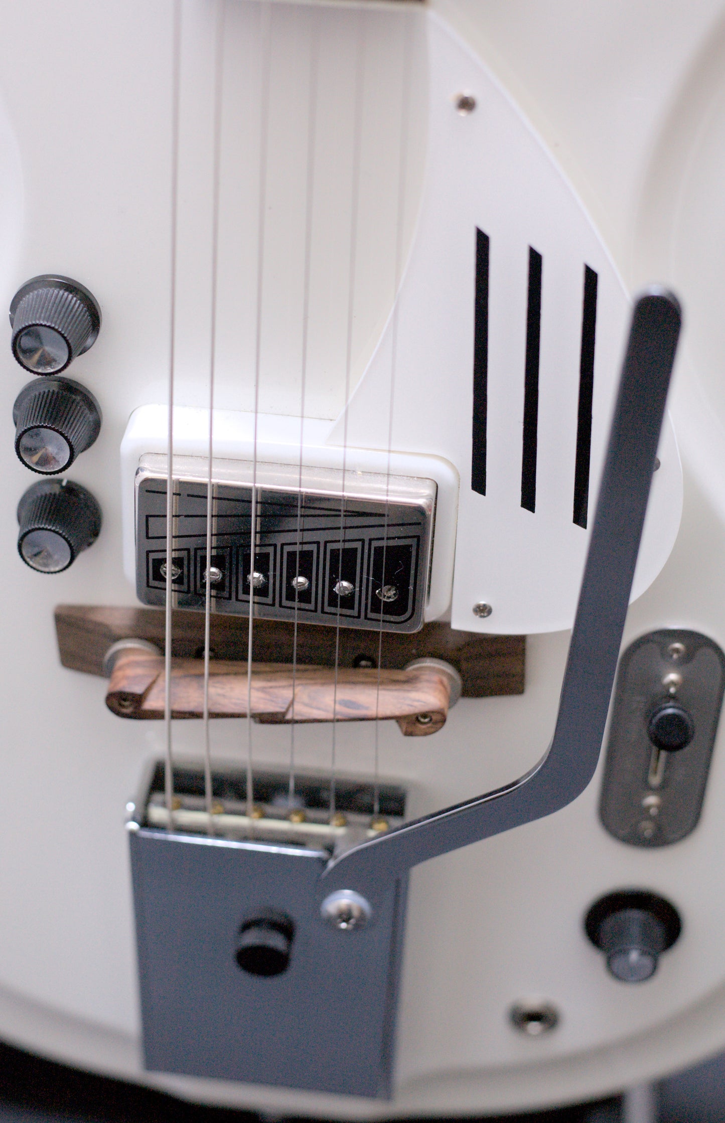 Supro Americana Series White Holiday 1571 Vibrato - Dawn White