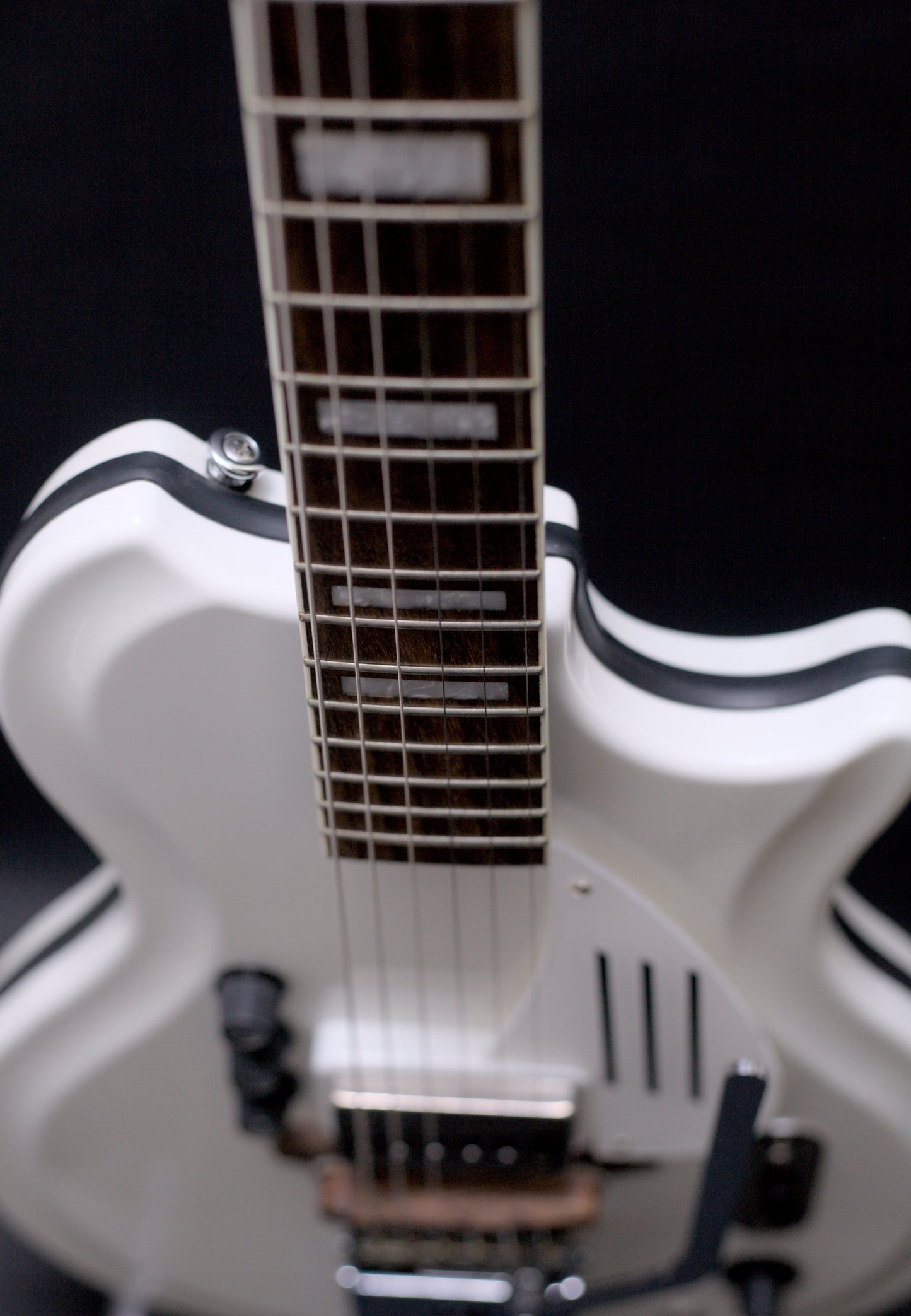 Supro Americana Series White Holiday 1571 Vibrato - Dawn White