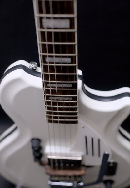 Supro Americana Series White Holiday 1571 Vibrato - Dawn White