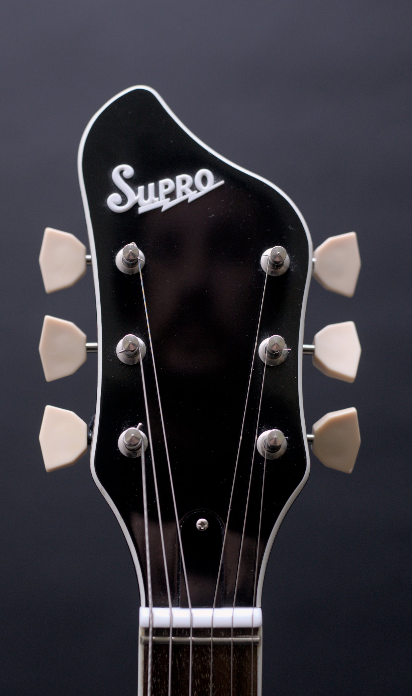 Supro Americana Series White Holiday 1571 Vibrato - Dawn White