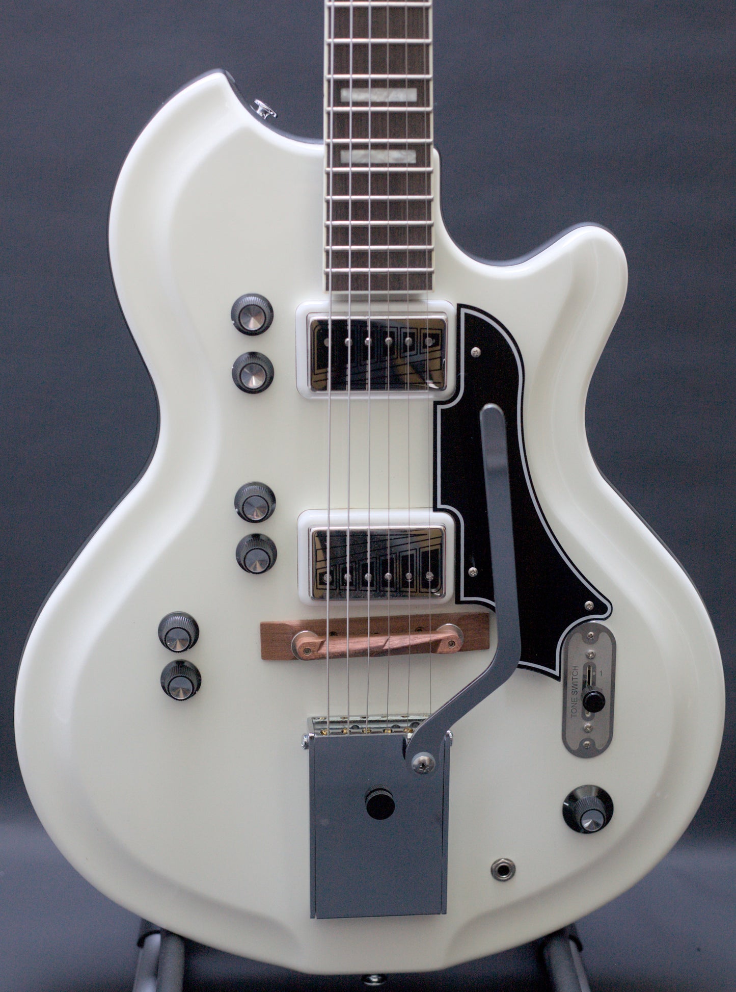 Supro Americana Series Martinique Deluxe 1593 Vibrato - Ermine White