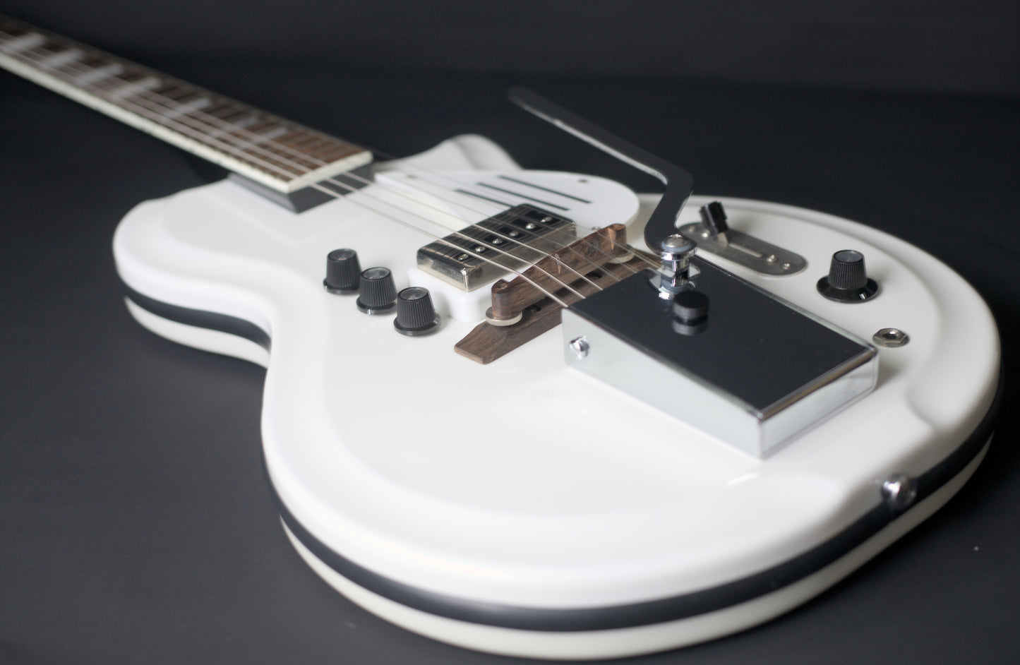Supro Americana Series White Holiday 1571 Vibrato - Dawn White