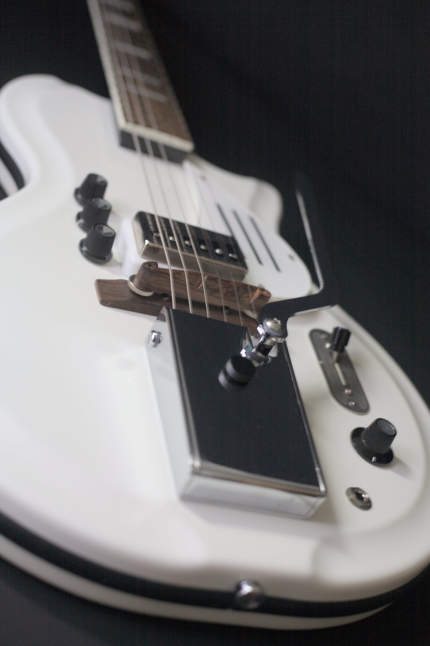 Supro Americana Series White Holiday 1571 Vibrato - Dawn White