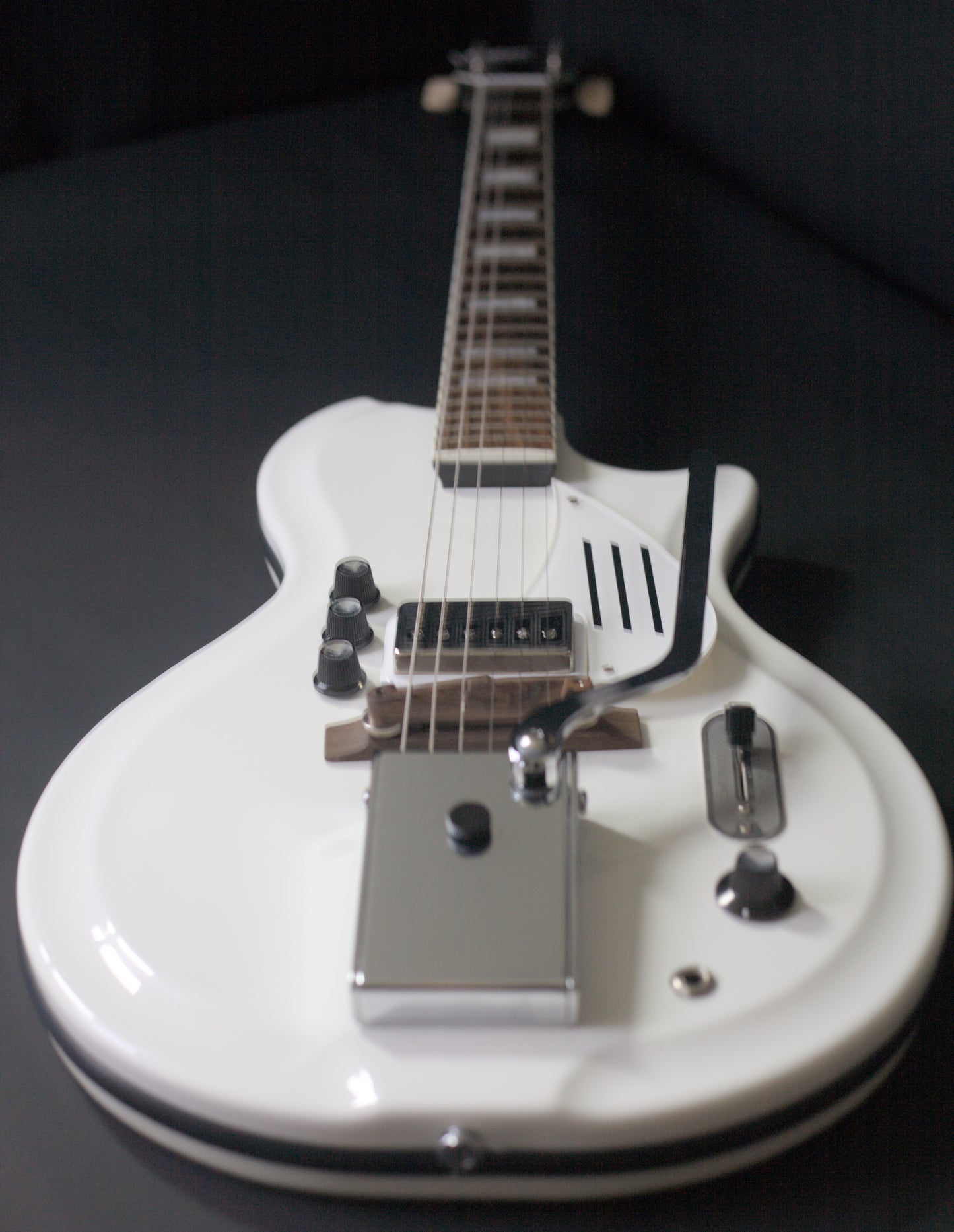 Supro Americana Series White Holiday 1571 Vibrato - Dawn White