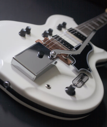 Supro Americana Series Martinique Deluxe 1593 Vibrato - Ermine White
