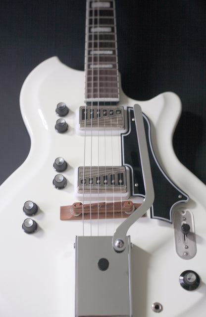 Supro Americana Series Martinique Deluxe 1593 Vibrato - Ermine White